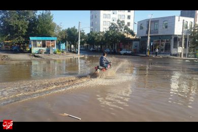 بارش باران به همراه تگرگ باعث آب گرفتگی معابر شهر شد