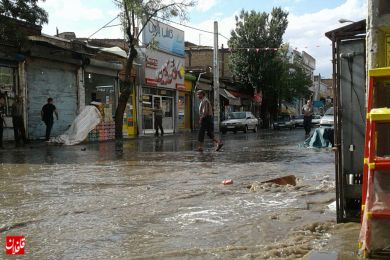 بارش باران به همراه تگرگ باعث آب گرفتگی معابر شهر شد
