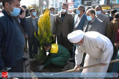 درختکاری پیاده راه خیابان امام خمینی ره در هفته منابع طبیعی