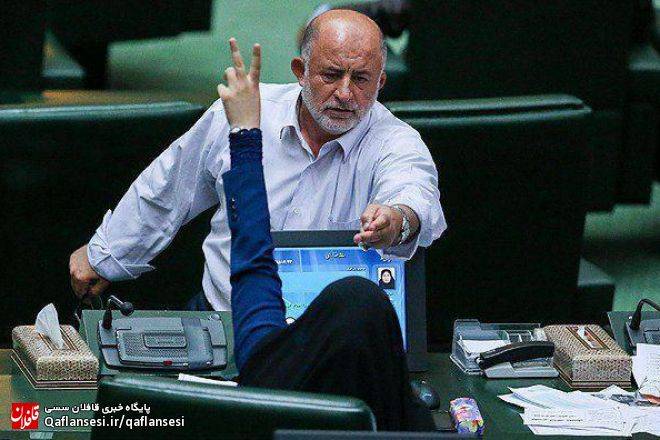 نماینده ای که گفته بود مجلس جای کره الاغ و زن نیست با مشت به خبرنگار روزنامه ایران حمله کرد