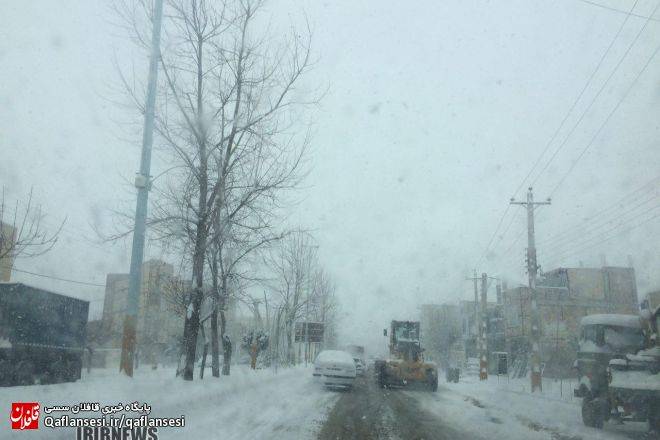 مسدود شدن راه 270 روستای میانه در پی بارش برف
