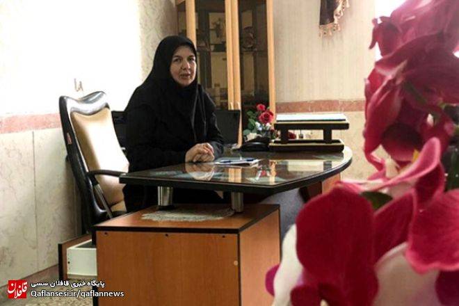 خانم معلم با روحیه که در راه تحقق اهداف خود و موفقیت دانش آموزانش خستگی ناپذیر است