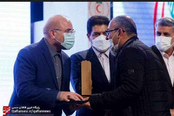 اعطای تندیس مقام اول جشنواره ملی رفیق خوشبخت ما توسط رئیس مجلس به هنرمند میانه ای